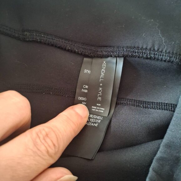 KENDALL + KYLIE Black Athletic Leggings Sz M 26.5 Inseam Hidden Pocket - Picture 6 of 7